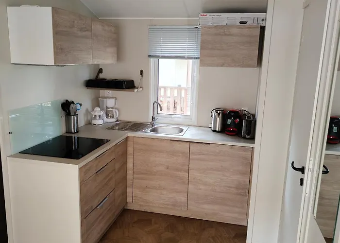 Mobil Neuf 6-8 Places En 4etoiles Cyprien *