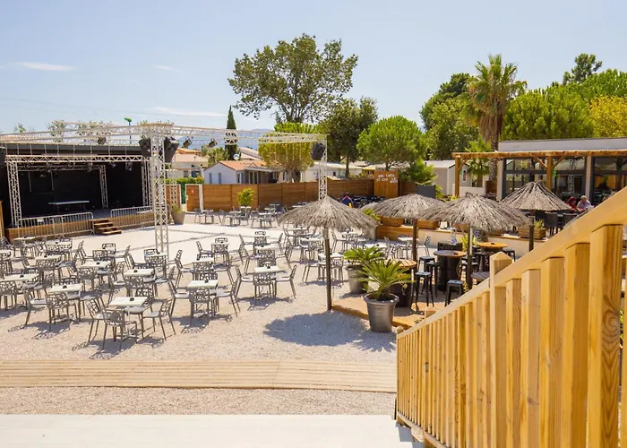 Mobil Neuf 6-8 Places En 4etoiles Cyprien *
