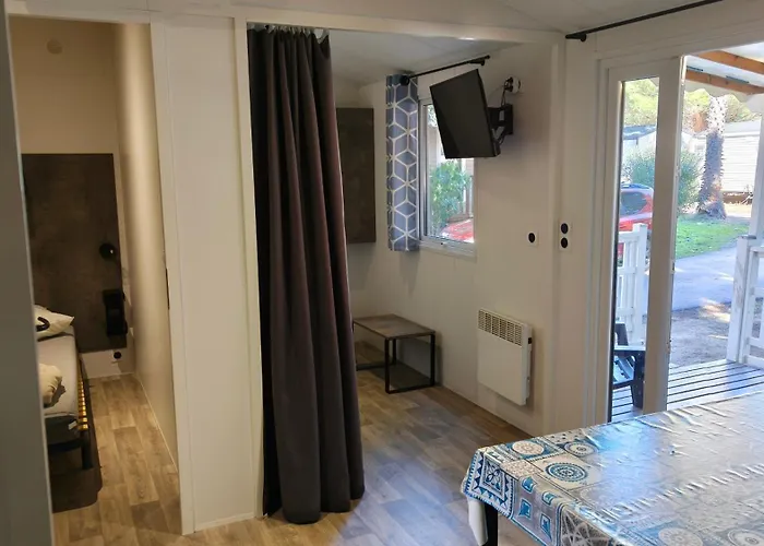 Mobil Neuf 6-8 Places En 4etoiles Cyprien *