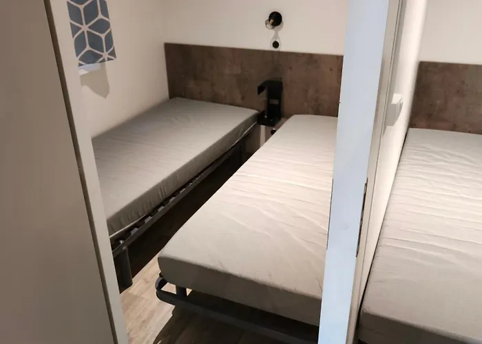 Mobil Neuf 6-8 Places En 4etoiles Cyprien *